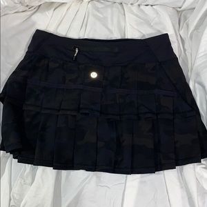 LULULEMON BLACK CAMO RUFFLE BACK SKIRT